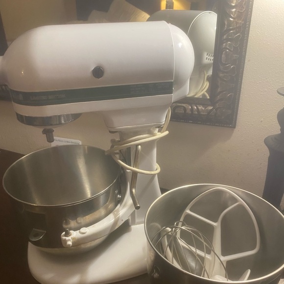 💚VINTAGE KITCHENAID LIMITED EDITION KSM5 MIXER W/2 BOWLS & ALL ATTACHMENTS - Picture 2 of 12